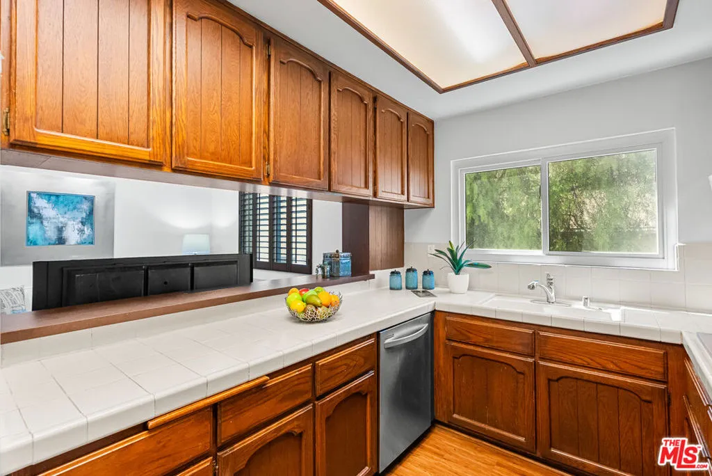 10654 Eastborne Avenue 102, Los Angeles, California 90024 home-pic-9